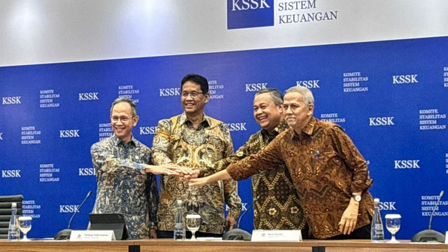 Menteri Keuangan Purbaya Yudhi Sadewa, Gubernur BI Perry Warjiyo, Ketua Dewan Komisioner OJK Mahendra Siregar dan Ketua Dewan Komisioner LPS Anggito Abimanyu dalam Konferensi Pers KSSK di Kantor BI, Senin (3/11/2025). Foto: Ave Airiza Gunanto/kumparan
