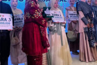 Para juara lomba desain busana muslim Sumbar. Juara II diraih disainer muda Kota Padang Panjang.