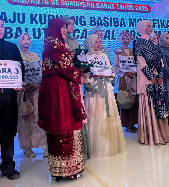 Para juara lomba desain busana muslim Sumbar. Juara II diraih disainer muda Kota Padang Panjang.