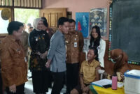 Wakil Presiden Republik Indonesia Gibran Rakabuming Raka meninjau program Cek Kesehatan Gratis (CKG) di SDN Ledok 5, Salatiga, Jawa Tengah, Jumat (7/11). Foto: Zamachsyari/kumparan

