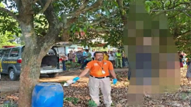 Jajaran kepolisian dari Polres Karawang melakukan olah TKP atas peristiwa temuan seorang laki-laki yang meninggal dunia setelah gantung diri. Sumber : Antara