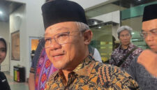 Menteri Pendidikan Dasar dan Menengah Abdul Mu'ti usai menjenguk korban ledakan SMAN 72 di RS Islam Cempaka Putih, Jakarta Pusat, Minggu (9/11/2025). Foto: Nasywa Athifah/kumparan