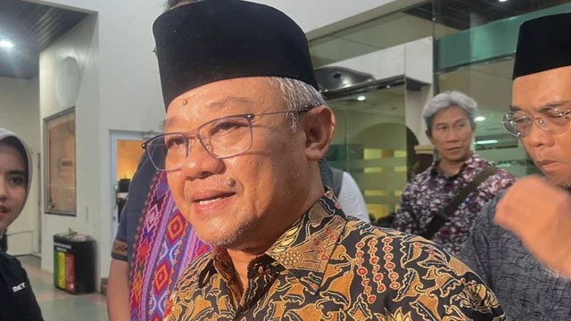 Menteri Pendidikan Dasar dan Menengah Abdul Mu'ti usai menjenguk korban ledakan SMAN 72 di RS Islam Cempaka Putih, Jakarta Pusat, Minggu (9/11/2025). Foto: Nasywa Athifah/kumparan
