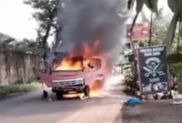 foto kebakaran truk di pinggir jalan