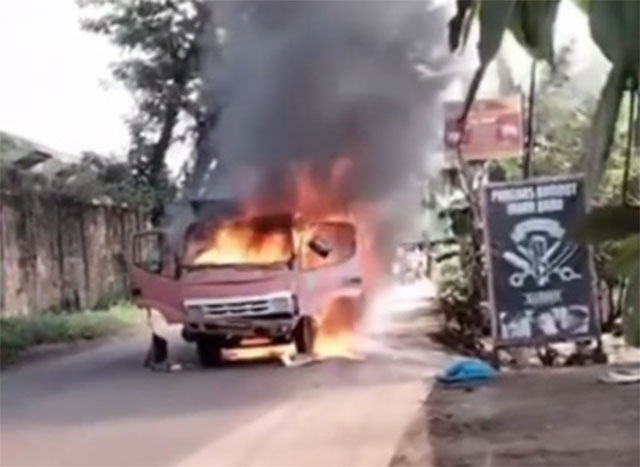 foto kebakaran truk di pinggir jalan