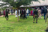 Petugas keamanan menjaga Gubernur Negara Bagian Ondo Rotimi Akeredolu saat mengunjungi para korban serangan bom di gereja Katolik St. Francis, di Owo, Nigeria, 5 Juni 2022. Foto: REUTERS/Stringer