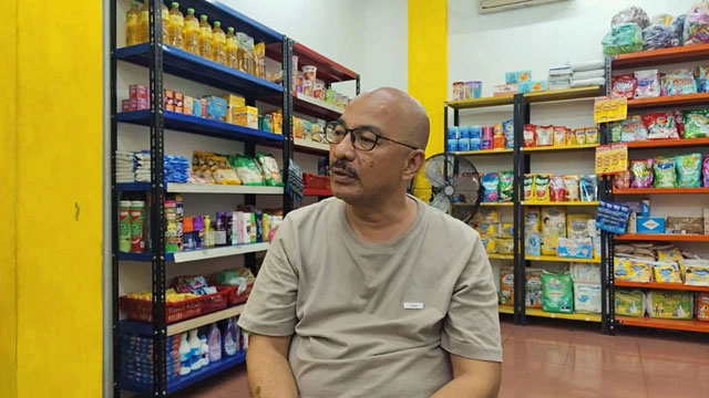 Hakim Pengadilan Negeri Medan, Khamozaro Waruhu ditemui di kediaman anaknya, Medan, Rabu (5/11/2025).  Foto: Amar Marpaung/kumparan
