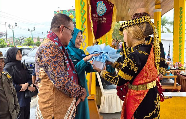 walikota sungai penuh menghadiri pembukaan jambore PKK dan Pasar rakyat sungai penuh
foto. dok : humas 