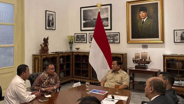 Presiden RI Prabowo Subianto menerima Wakil Ketua Umum DPR RI Sufmi Dasco Ahmad dan beberapa menteri Kabinet Merah Putih di Istana Merdeka, Jakarta, Rabu (5/11/2025). Foto: Instagram/ @sekretariat.kabinet

