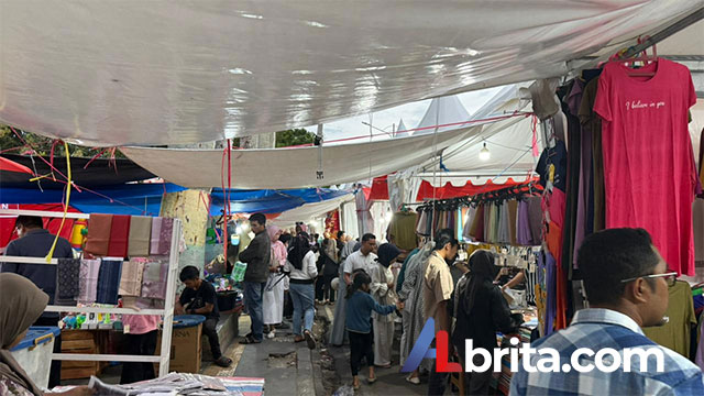 masyarakat sedang melihat dan berbelanja di pasar rakyat
foto. dok : putri ramdhani/ albrita.com
