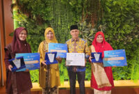 Kepala sekolah dan guru yang meraih juara dari Padang Panjang.