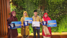 Kepala sekolah dan guru yang meraih juara dari Padang Panjang.