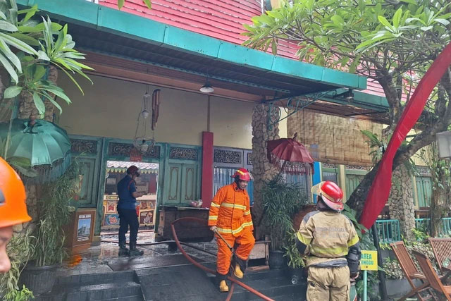 Kebakaran melanda restoran Sambal Hejo Sambal Dadakan (SHSD) di Bekasi Selatan, Kota Bekasi, Minggu (2/11/2025). Foto: Dok. Istimewa
