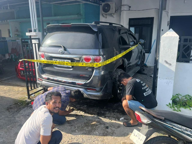 Mobil Toyota Fortuner milik Iskandar kader Partai Demokrat yang dibakar oleh Anggota DPRD Sinjai dari PAN, Kamrianto. Dok: Humas Polres Sinjai

