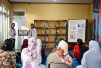 Account Officer (AO) bersama nasabah PNM melakukan pertemuan rutin untuk belajar, berdiskusi soal usaha, hingga mengasah kemampuan pemasaran digital. Foto: Dok. PNM
