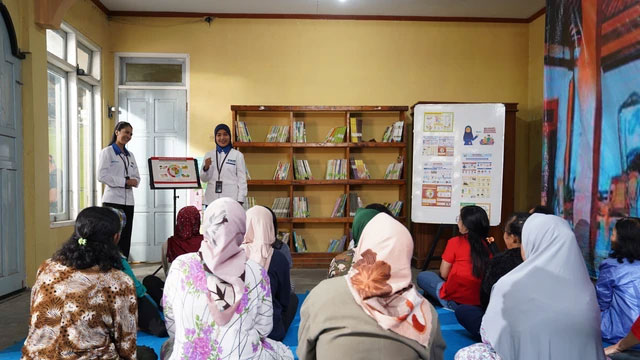 Account Officer (AO) bersama nasabah PNM melakukan pertemuan rutin untuk belajar, berdiskusi soal usaha, hingga mengasah kemampuan pemasaran digital. Foto: Dok. PNM
