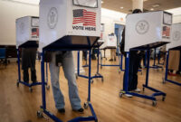 Para pemilih mengisi surat suara mereka di tempat pemungutan suara di Balai Kota Brooklyn pada Hari Pemilihan Wali Kota New York City di wilayah Brooklyn, New York City, AS, Selasa (4/11/2025). Foto: Angelina Katsanis/REUTERS