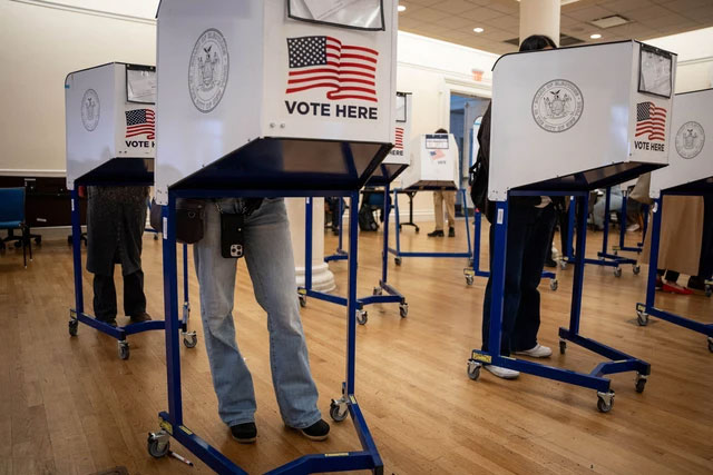 Para pemilih mengisi surat suara mereka di tempat pemungutan suara di Balai Kota Brooklyn pada Hari Pemilihan Wali Kota New York City di wilayah Brooklyn, New York City, AS, Selasa (4/11/2025). Foto: Angelina Katsanis/REUTERS
