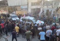 Kendaraan Palang Merah mengangkut para sandera yang ditawan Hamas menuju lokasi pembebasan sandera di Khan Younis, Jalur Gaza, Senin (13/10/2025). Foto: Ebrahim Hajjaj/REUTERS
