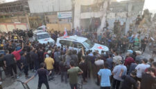 Kendaraan Palang Merah mengangkut para sandera yang ditawan Hamas menuju lokasi pembebasan sandera di Khan Younis, Jalur Gaza, Senin (13/10/2025). Foto: Ebrahim Hajjaj/REUTERS