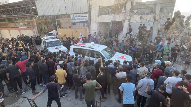 Kendaraan Palang Merah mengangkut para sandera yang ditawan Hamas menuju lokasi pembebasan sandera di Khan Younis, Jalur Gaza, Senin (13/10/2025). Foto: Ebrahim Hajjaj/REUTERS
