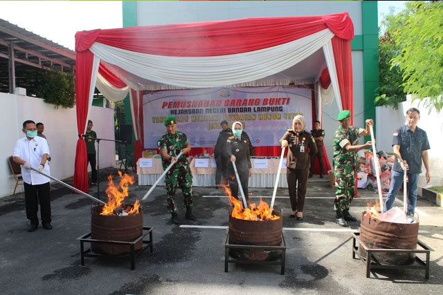 Kejari Bandar Lampung memusnahkan barang bukti dari 163 perkara. | Foto: Dok Kejari Bandar Lampung
