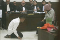 Christiano Pengarapenta Pengidahen Tarigan (21) pengemudi BMW yang tabrak mahasiswa Fakultas Hukum UGM, Argo Ericko Achfandi (19), berlutut meminta maaf ke ibu Argo, Meiliana, di PN Sleman, Selasa (23/9/2025). Foto: Dok. Pribadi
