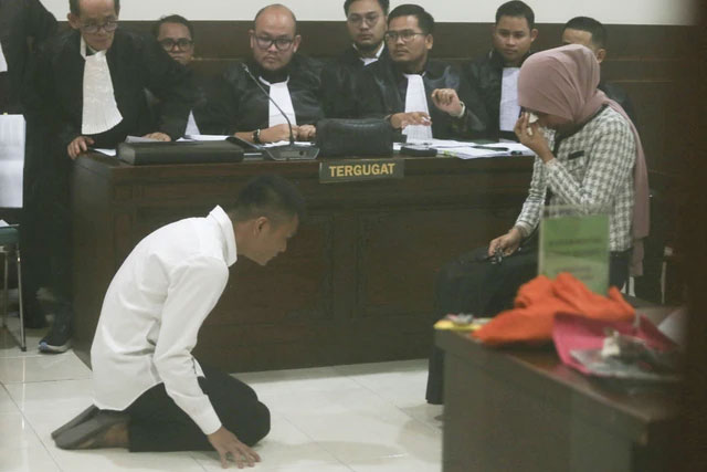 Christiano Pengarapenta Pengidahen Tarigan (21) pengemudi BMW yang tabrak mahasiswa Fakultas Hukum UGM, Argo Ericko Achfandi (19), berlutut meminta maaf ke ibu Argo, Meiliana, di PN Sleman, Selasa (23/9/2025). Foto: Dok. Pribadi
