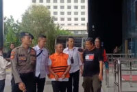 Gubernur Riau Abdul Wahid mengenakan rompi oranye khas tahanan KPK di Gedung Merah Putih KPK, Jakarta, Rabu (5/11/2025). Foto: Fadhil Pramudya/kumparan