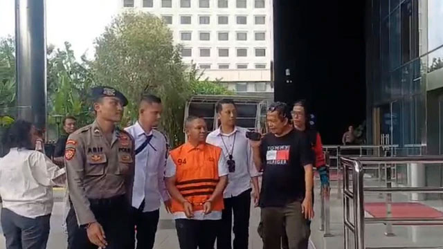 Gubernur Riau Abdul Wahid mengenakan rompi oranye khas tahanan KPK di Gedung Merah Putih KPK, Jakarta, Rabu (5/11/2025).  Foto: Fadhil Pramudya/kumparan
