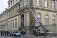 Petugas kepolisian Prancis berdiri di samping lift barang yang digunakan oleh para perampok untuk masuk ke Museum Louvre di Quai Francois Mitterrand, Paris, Minggu (19/10/2025). Foto: Dimitar Dilkoff/AFP
