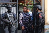 Anggotan Gegana menjaga lokasi ledakan yang terjadi di SMA 72 Kelapa Gading, Jakarta, Jumat (7/11). Foto: Iqbal Firdaus/kumparan
