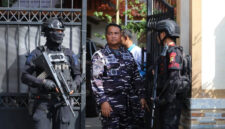 Anggotan Gegana menjaga lokasi ledakan yang terjadi di SMA 72 Kelapa Gading, Jakarta, Jumat (7/11). Foto: Iqbal Firdaus/kumparan