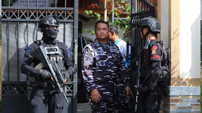 Anggotan Gegana menjaga lokasi ledakan yang terjadi di SMA 72 Kelapa Gading, Jakarta, Jumat (7/11). Foto: Iqbal Firdaus/kumparan
