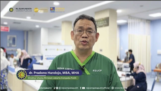 Penjelasan Dirut RSIJ Cempaka Putih dr Pradono Handojo terkait korban ledakan SMAN 72 Jakarta. Foto: Dok. RSIJ Cempaka Putih
