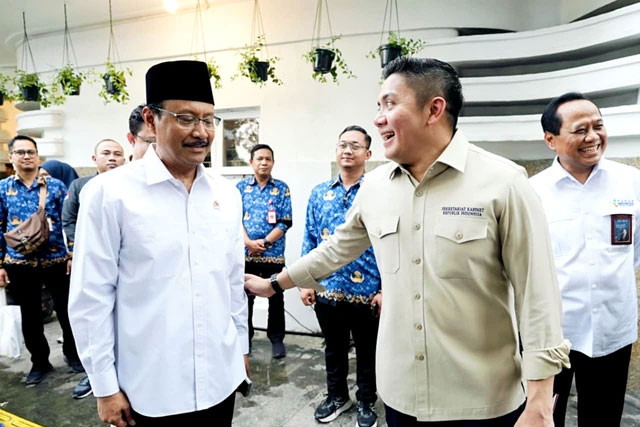 Menteri Sosial Saifullah Yusuf (kiri) mengumumkan penyaluran tambahan Bantuan Langsung Tunai Sementara (BLTS) sebesar Rp300.000 per bulan bagi keluarga penerima manfaat (KPM) siap dilaksanakan pada bulan ini. Foto: Dok. Kemensos
