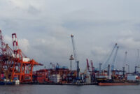 Suasana di Pelabuhan Tanjung Priok yang dikelola PT Pelindo II, saat crane membongkar muat peti kemas dari kapal-kapal kargo. Foto: Wendiyanto Saputro/kumparan
