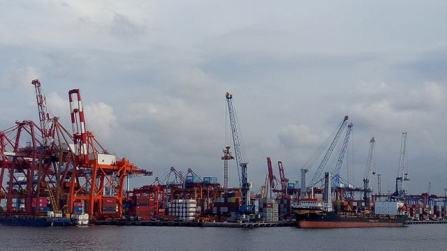 Suasana di Pelabuhan Tanjung Priok yang dikelola PT Pelindo II, saat crane membongkar muat peti kemas dari kapal-kapal kargo. Foto: Wendiyanto Saputro/kumparan
