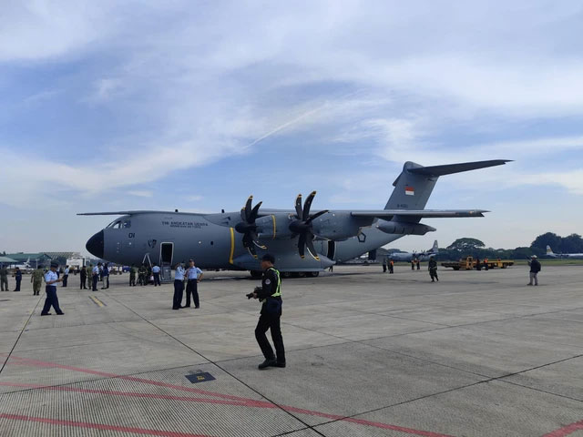 Pesawat Airbus A400M dengan nomor A4001 milik TNI AU tiba di Base Ops Halim Perdanakusuma pada Senin (3/11/2025). Foto: Luthfi Humam/kumparan
