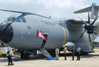 Presiden Republik Indonesia Prabowo Subianto menyerahkan pesawat Airbus A400M baru TNI Angkatan Udara (AU) dengan melakukan pembukaan tirai, pemecahan kendi, dan penyiraman air bunga di Pangkalan Udara Halim Perdanakusuma, Jakarta, Senin (3/11/2025). Foto: Zamachsyari/kumparan
