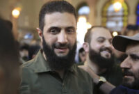 Pemimpin kelompok Islamis Suriah Hayat Tahrir al-Sham (HTS) Ahmed al-Sharaa, tiba di Masjid Umayyah, Suriah, Minggu (8/12/2024). Foto: ABDULAZIZ KETAZ/AFP