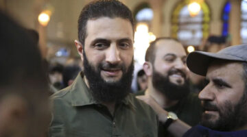 Pemimpin kelompok Islamis Suriah Hayat Tahrir al-Sham (HTS) Ahmed al-Sharaa, tiba di Masjid Umayyah, Suriah, Minggu (8/12/2024). Foto: ABDULAZIZ KETAZ/AFP