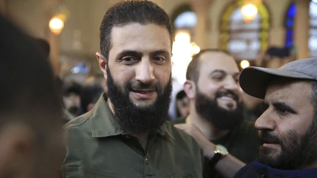 Pemimpin kelompok Islamis Suriah Hayat Tahrir al-Sham (HTS) Ahmed al-Sharaa, tiba di Masjid Umayyah, Suriah, Minggu (8/12/2024). Foto: ABDULAZIZ KETAZ/AFP
