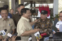Presiden RI Prabowo Subianto berbincang dengan Menteri Perhubungan Dudy Purwagandhi saat meresmikan Stasiun Tanah Abang Baru di Jakarta, Selasa (4/11/2025). Foto: Youtube/Sekretariat Presiden