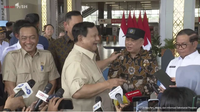 Presiden RI Prabowo Subianto berbincang dengan Menteri Perhubungan Dudy Purwagandhi saat meresmikan Stasiun Tanah Abang Baru di Jakarta, Selasa (4/11/2025). Foto: Youtube/Sekretariat Presiden
