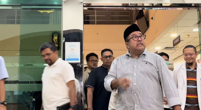 Wakil Gubernur DKI Jakarta Rano Karno di RSI Cempaka Putih, Jakarta Pusat, Minggu (9/11/2025). Foto: Nasywa Athifah/kumparan
