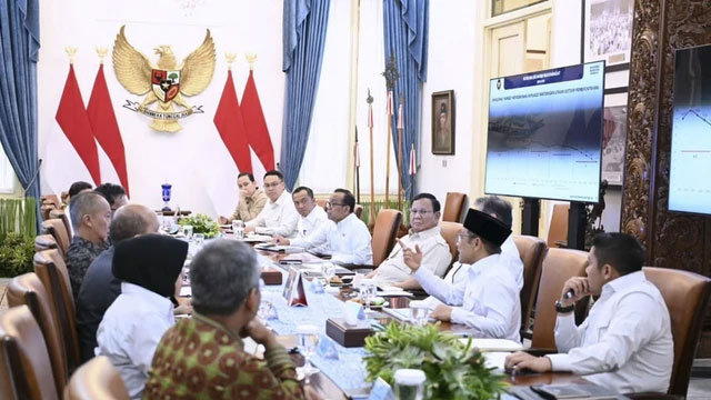 Presiden Prabowo Subianto menggelar rapat terbatas bersama sejumlah menteri Kabinet Merah Putih di Istana Merdeka, Rabu (5/11/2025). Foto: Instagram/ @sekretariat.kabinet
