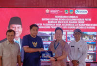Menteri Perumahan dan Kawasan Permukiman (PKP) Maruarar Sirait berjabat tangan dengan dan Chief Operating Officer (COO) PT Djarum Victor Rachmat Hartono dalam program Rumah Sederhana Layak Huni (RSLH) di Desa Pasuruhan Kidul, Kudus. Foto: dok Djarum Foundation
