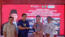 Menteri Perumahan dan Kawasan Permukiman (PKP) Maruarar Sirait berjabat tangan dengan dan Chief Operating Officer (COO) PT Djarum Victor Rachmat Hartono dalam program Rumah Sederhana Layak Huni (RSLH) di Desa Pasuruhan Kidul, Kudus. Foto: dok Djarum Foundation
