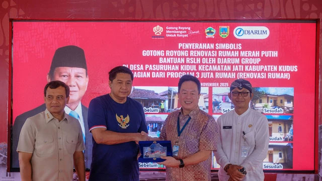 Menteri Perumahan dan Kawasan Permukiman (PKP) Maruarar Sirait berjabat tangan dengan dan Chief Operating Officer (COO) PT Djarum Victor Rachmat Hartono dalam program Rumah Sederhana Layak Huni (RSLH) di Desa Pasuruhan Kidul, Kudus. Foto: dok Djarum Foundation
